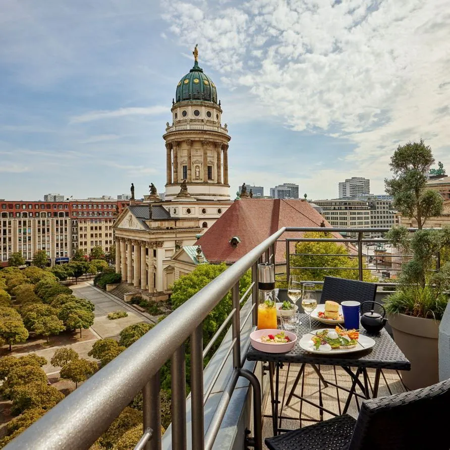 Frühstück auf einem Hotelbalkon mit Blick über die Stadt