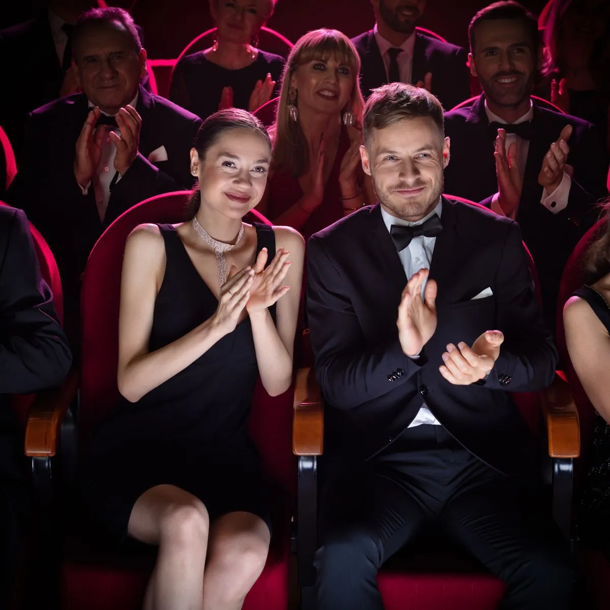 Abendgesellschaft in festlicher Garderobe im Theater