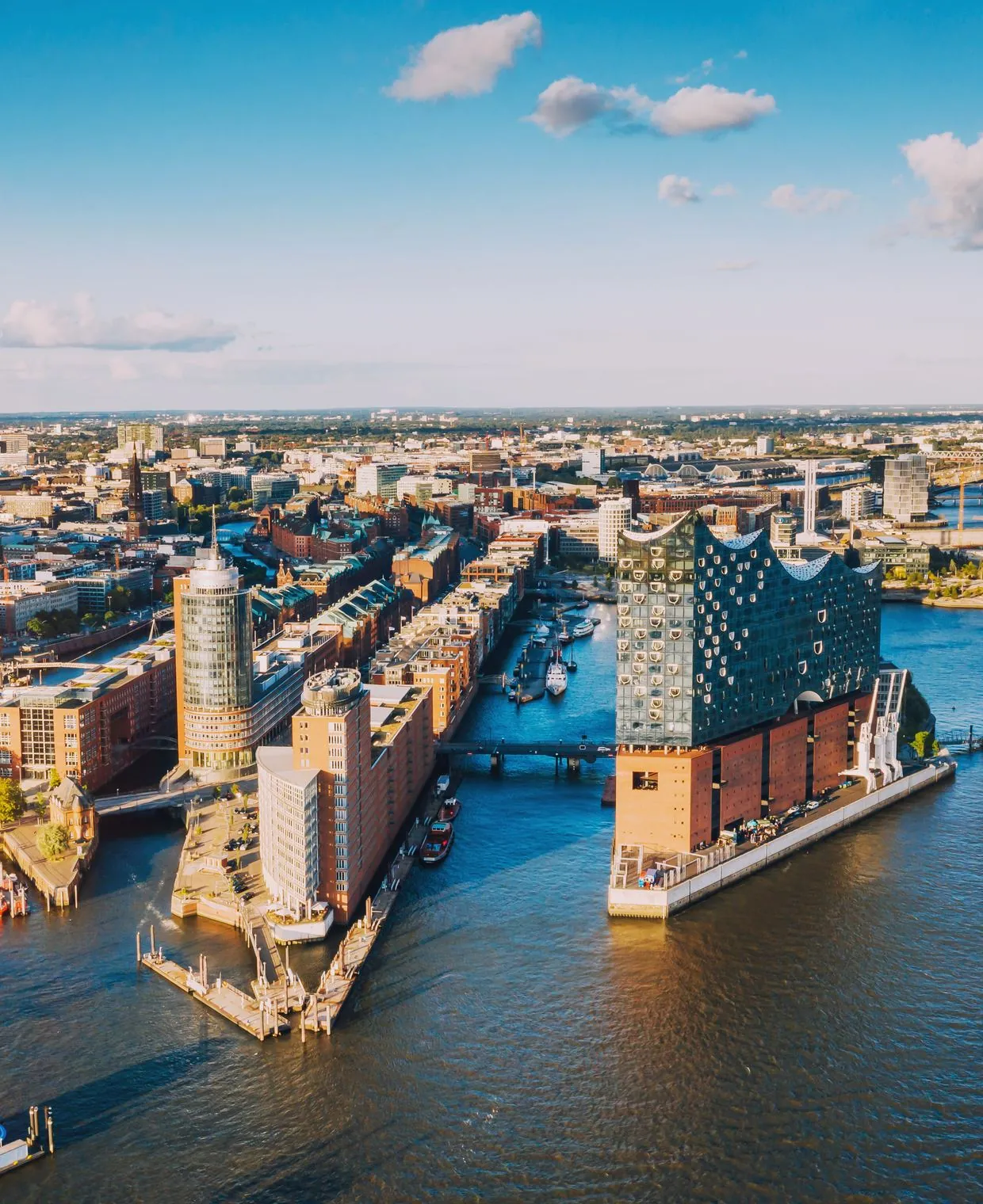 HafenCity in Hamburg mit Blick auf die Elbphilharmonie