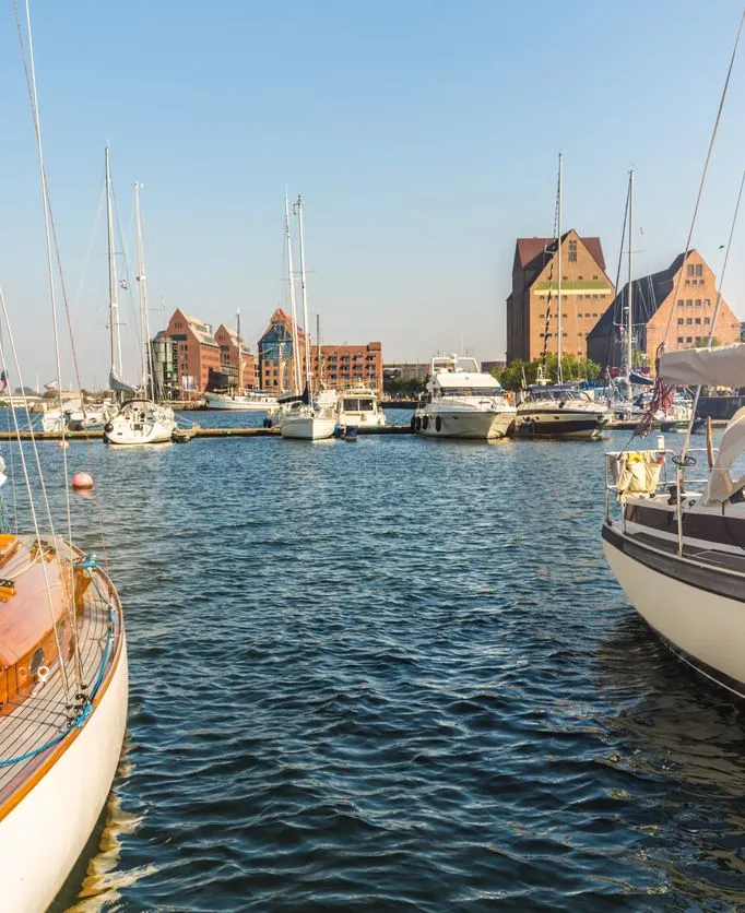 Stadthafen in Rostock mit Segelbooten